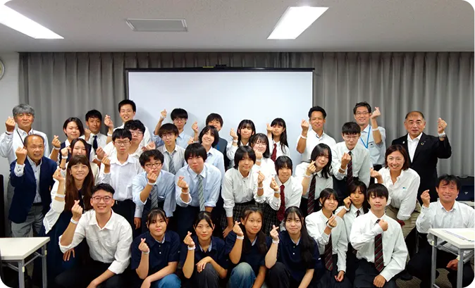 探究プログラムに参加する学生たちの集合写真