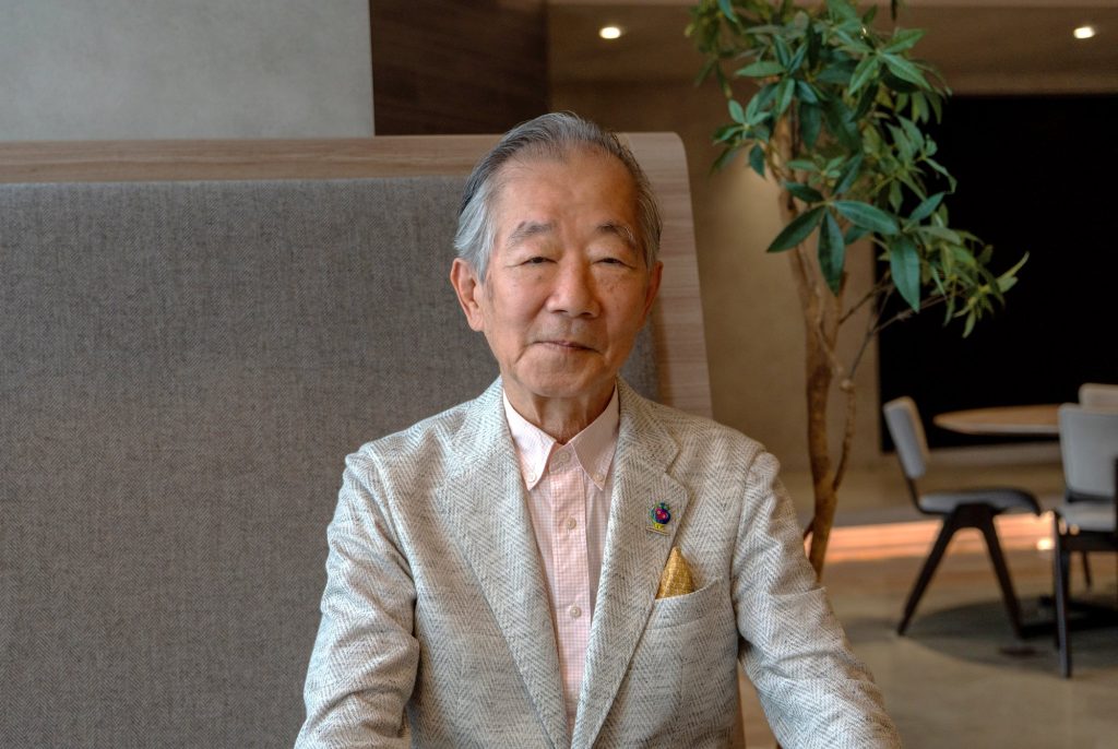 インタビュー会場のソファに座り正面を向く蓑茂壽太郎チーフディレクター